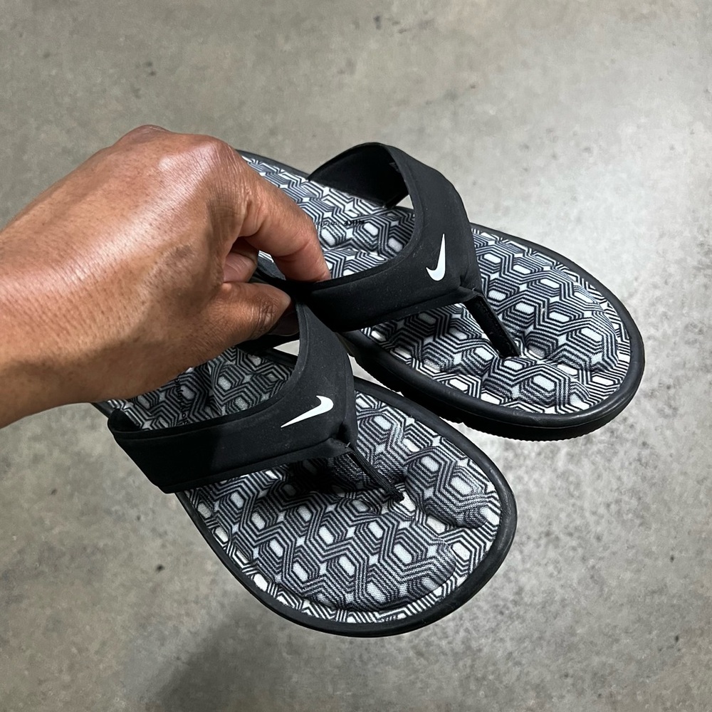 WMNS NIKE ULTRAS COMFORTS
THONGS TRIPLE BLACKS WHITES FOOTBEDS PRINT ZIGS ZAGS